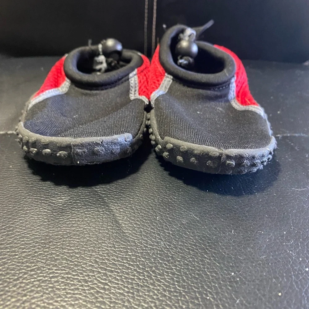 Kids Xertia Water Shoes Black and Red Size 11/12